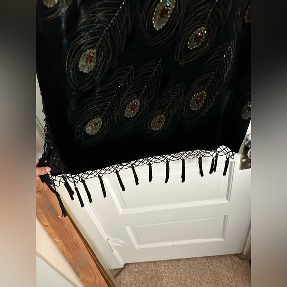 Shall, opera-fancy, textured, peacock design. - Picture 4 of 10